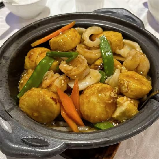 海鲜玉子豆腐煲 Seafood & Tofu Clay Pot